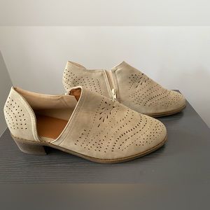 NEW womens shoe